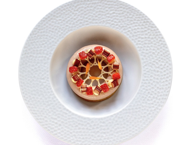 Le Dauphin Crémeux à la fraise & bouillon de fraise